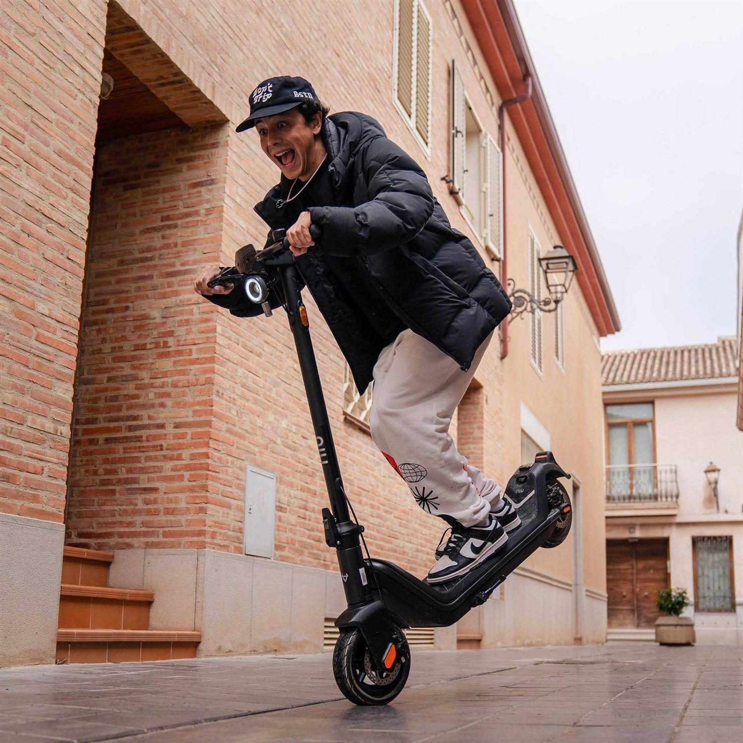 NIU KQi3 Sport Electric Scooter - Image 5
