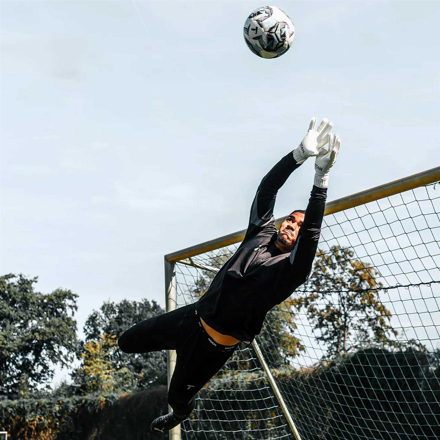 T1tan Classic 1.0 White-Out Goalkeeper Gloves Without Finger Protection - Image 3