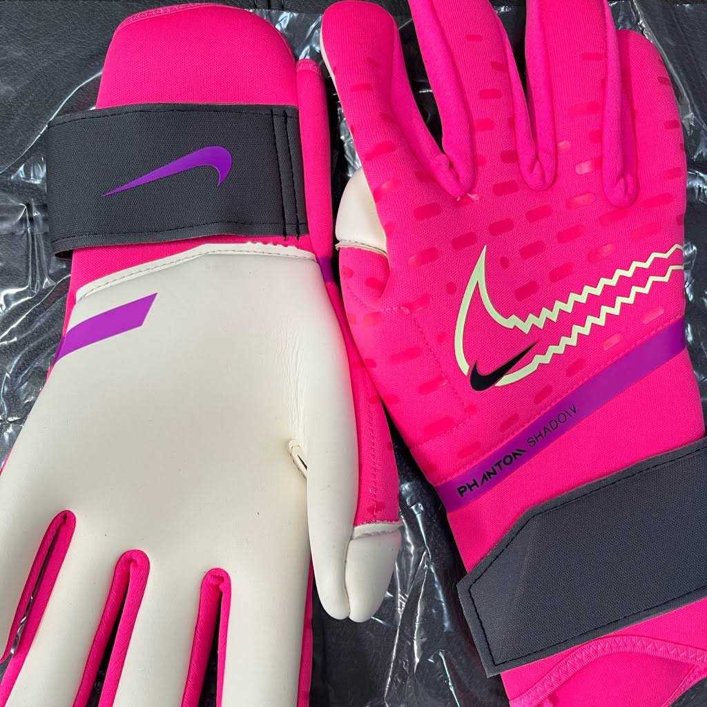 Nike Phantom Elite Goalkeeper Gloves - Image 2