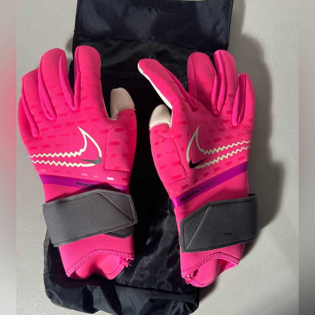 Nike Phantom Elite Goalkeeper Gloves - Image 5